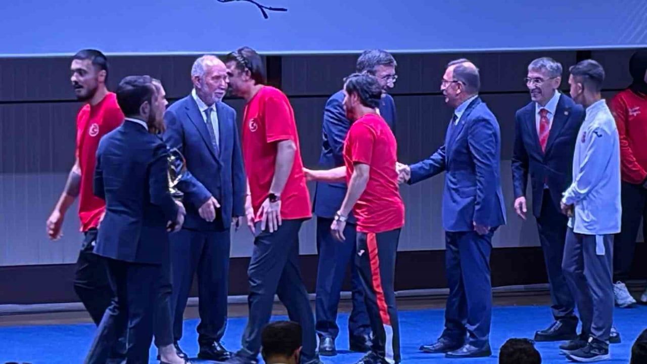 CUMHURBAŞKANI YARDIMCISI CEVDET YILMAZ, "BUGÜN ÜLKEMİZDE TOPLAM 5 BİN 555 GENÇLİK VE SPOR TESİSİ...