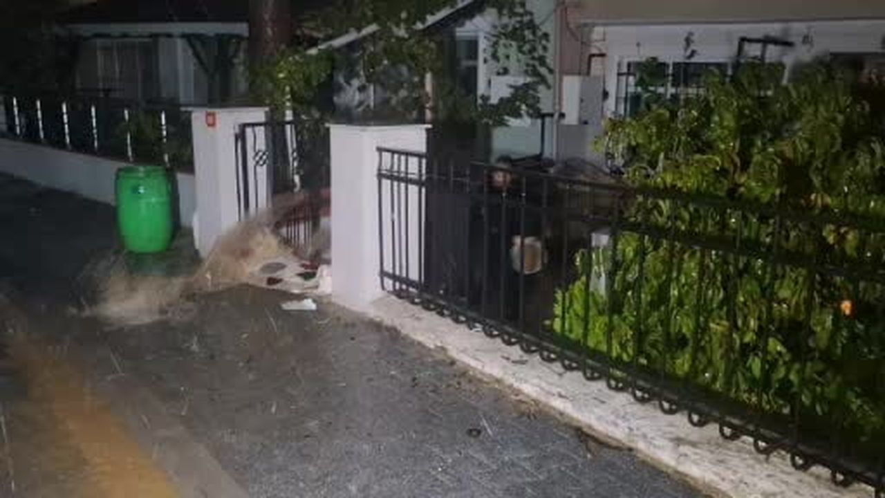 Beykoz'da evlerin giriş katını su bastı: Vatandaşlar kovalarla tahliye etmeye çalıştı