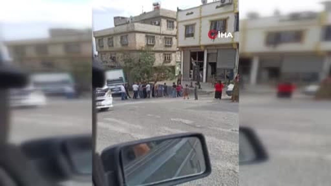 Gaziantep'te freni boşalan kamyon, elektrik direği ve eve çarparak durabildi