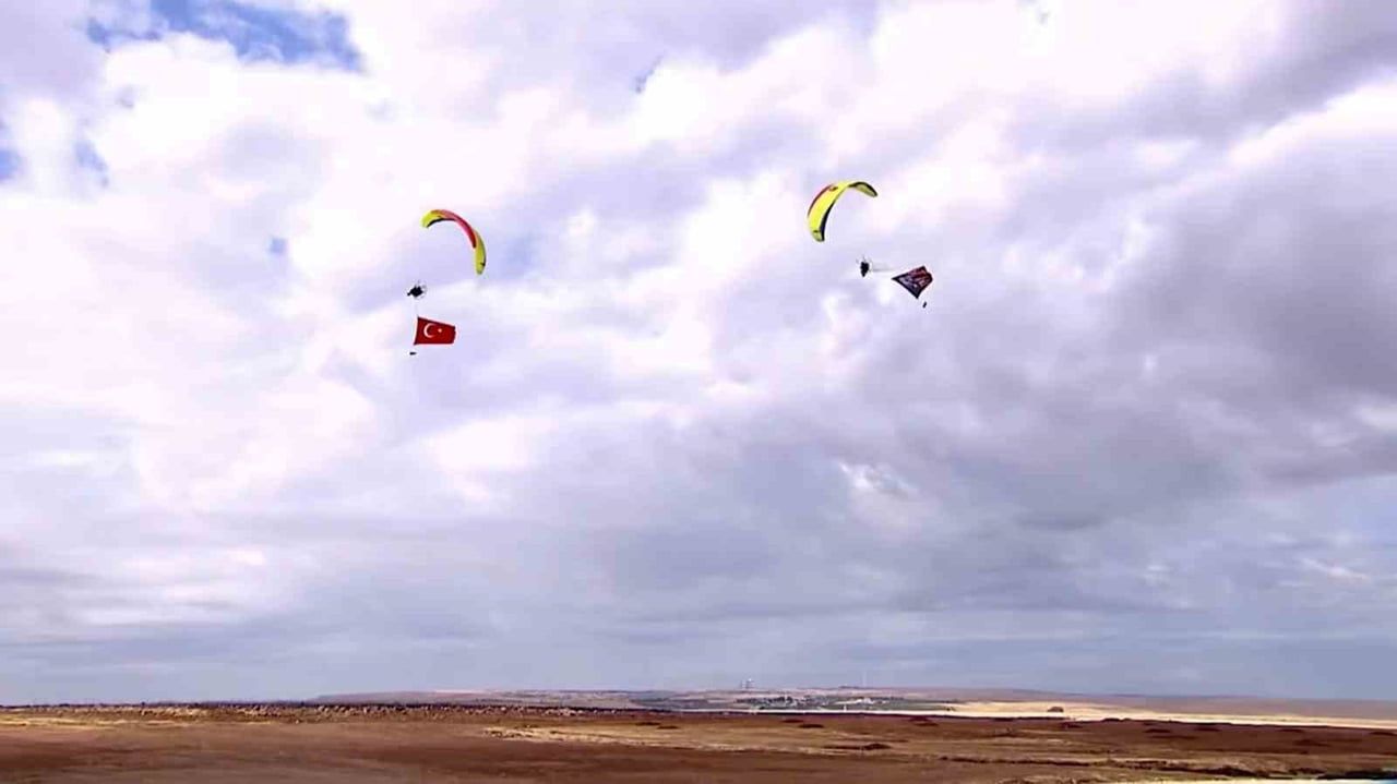 ŞANLIURFA GAP HAVALİMANI'NDA DÜZENLENEN TEKNOFEST GÜNEYDOĞU FESTİVALİNİN İKİNCİ GÜNÜNDE PARAMOTOR...