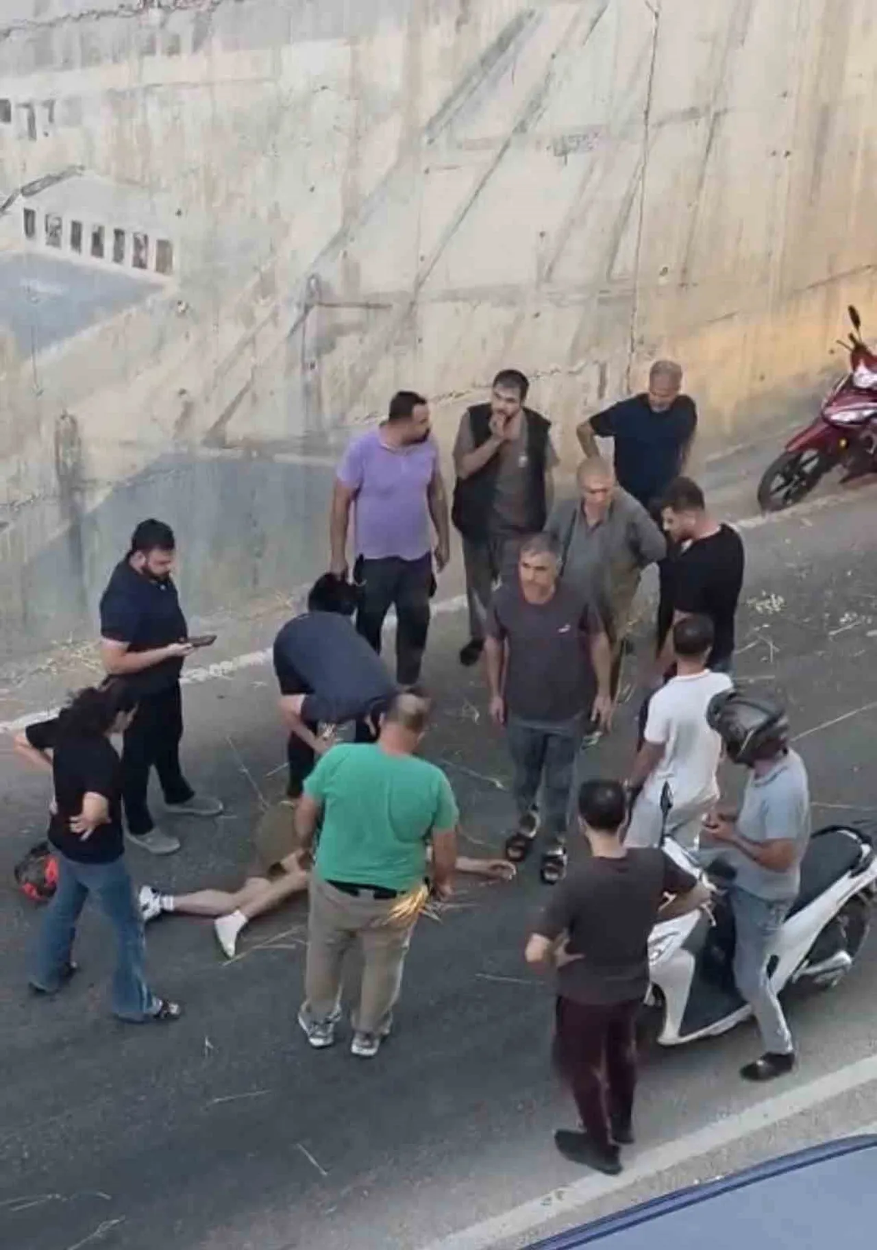 ADIYAMAN’DA, BARİYERLERE ÇARPTIKTAN SONRA MOTOSİKLETTEN FIRLAYARAK KARAYOLUNDAN ALT GEÇİTTE DÜŞEN...