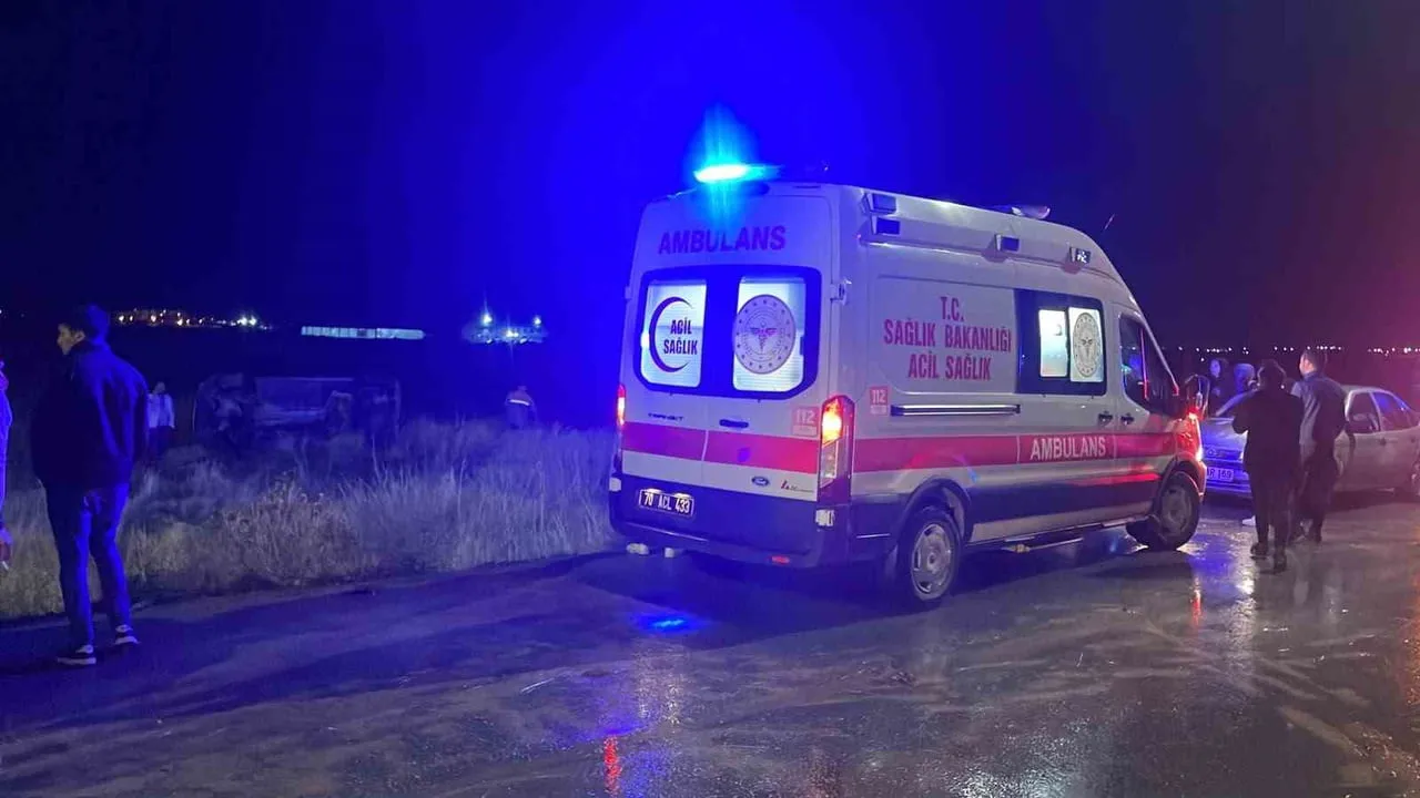 KARAMAN’DA YAĞMUR NEDENİYLE KAYGANLAŞAN YOLDA KONTROLDEN ÇIKAN HAFİF TİCARİ ARAÇ, REFÜJDEKİ BETON...