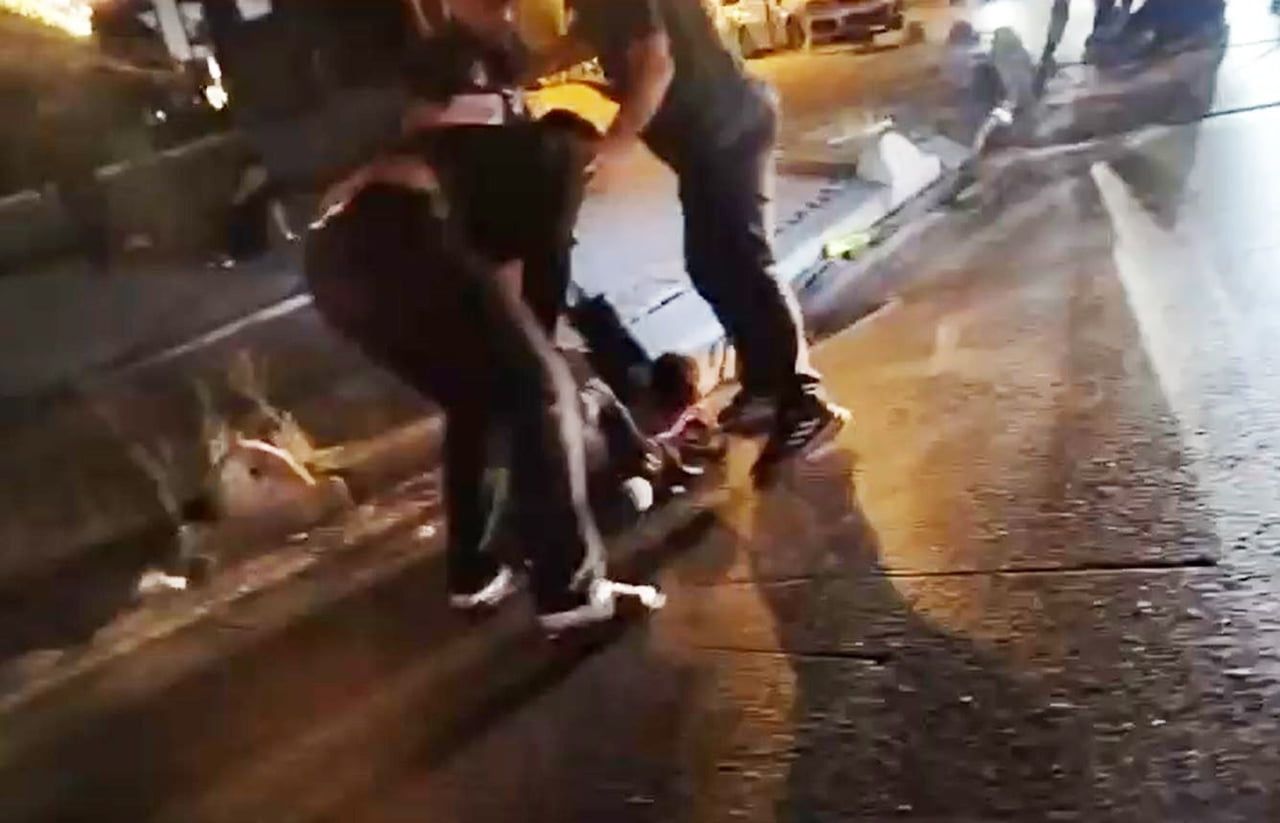 ESENYURT’TA İKİ ŞAHIS, TARTIŞTIKLARI ADAMI YOL ORTASINDA DAKİKALARCA TEKME TOKAT DÖVDÜ. ÇEVREDEKİ...