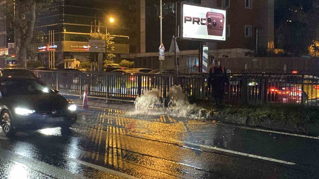 BEŞİKTAŞ NİSBETİYE CADDESİ’NDE ÇALIŞMA YAPAN EKİPLERİN ANA BORUYU PATLATMASI SONUCU ZİNCİRLİKUYU...