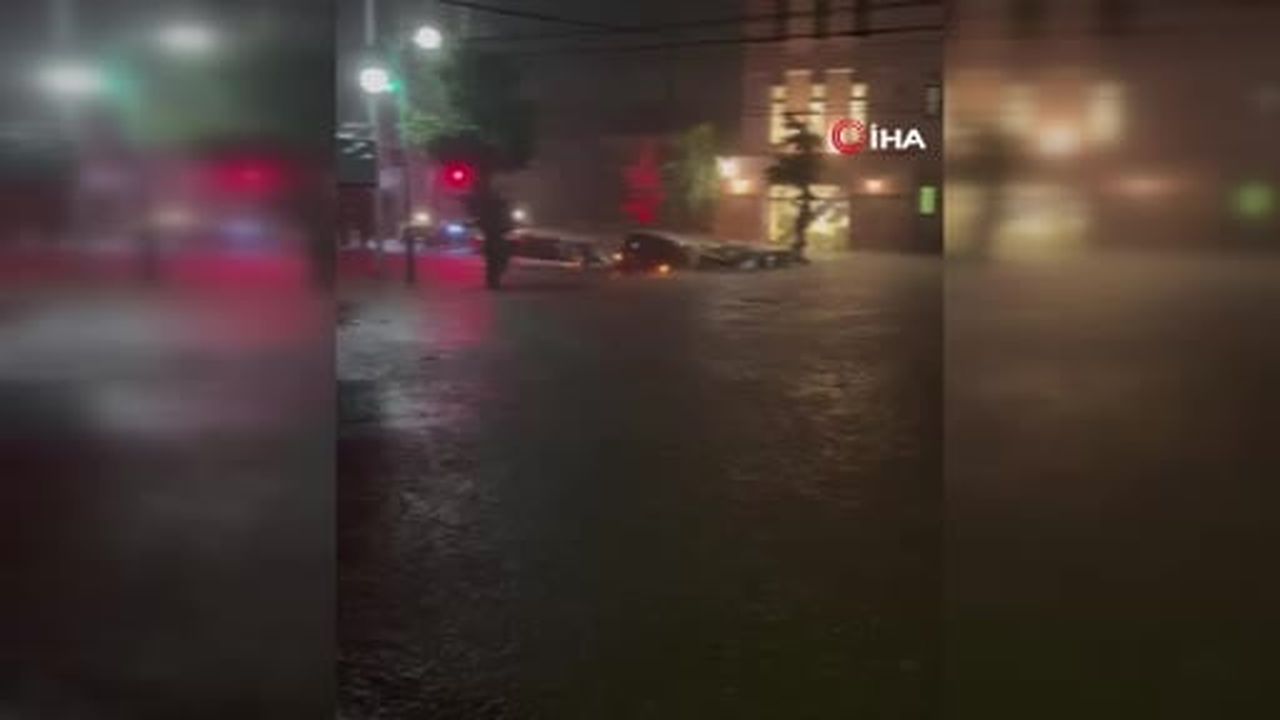 Japonya'nın Chiba eyaletinde şiddetli yağışların yol açtığı sel baskınlarında en az 8 kişi...