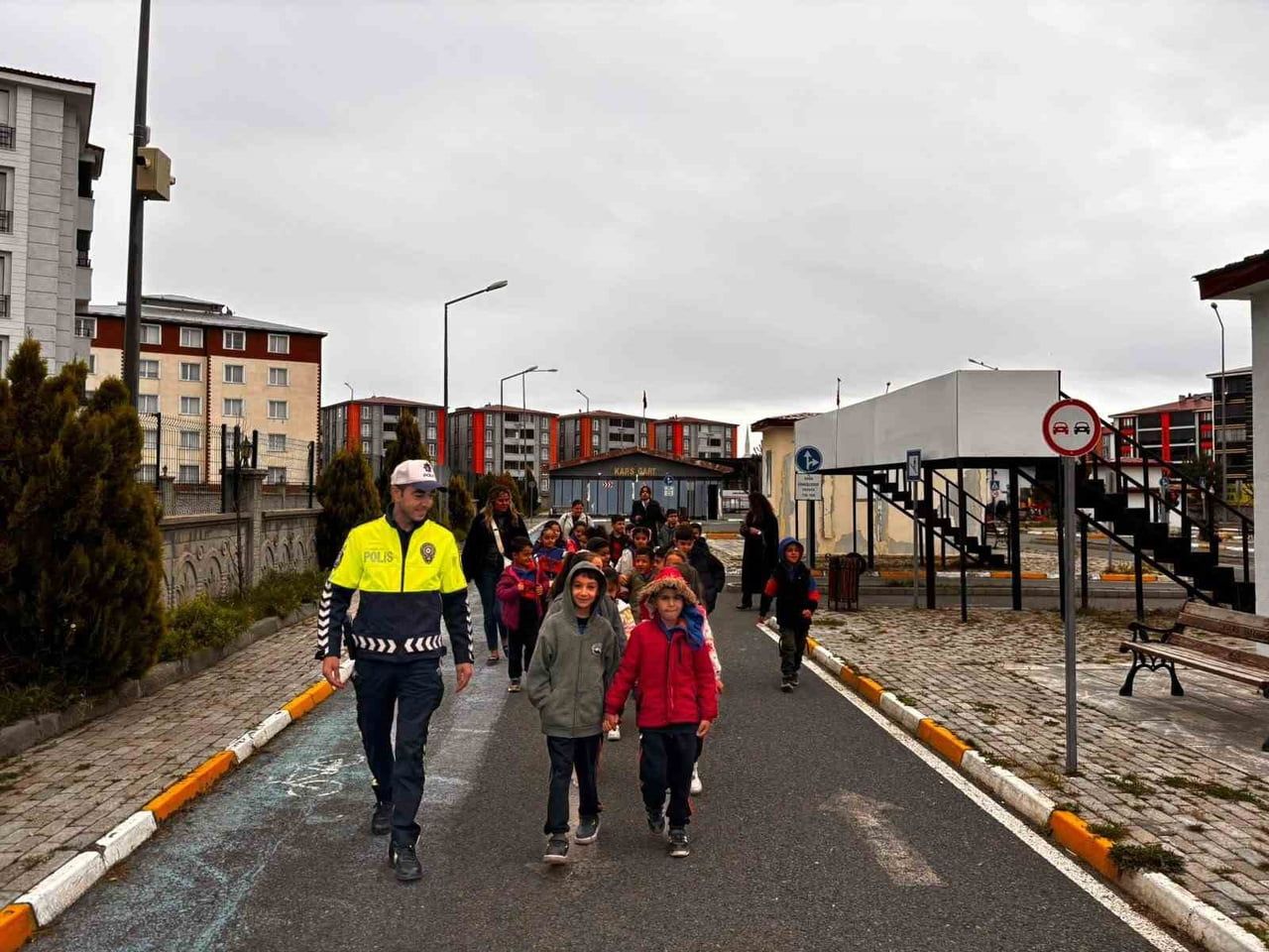 KARS’TA MİNİKLERE TRAFİK DERSİ: ÖĞRENCİLER KURALLARI UYGULAMALI ÖĞRENDİ(KARS-İHA)