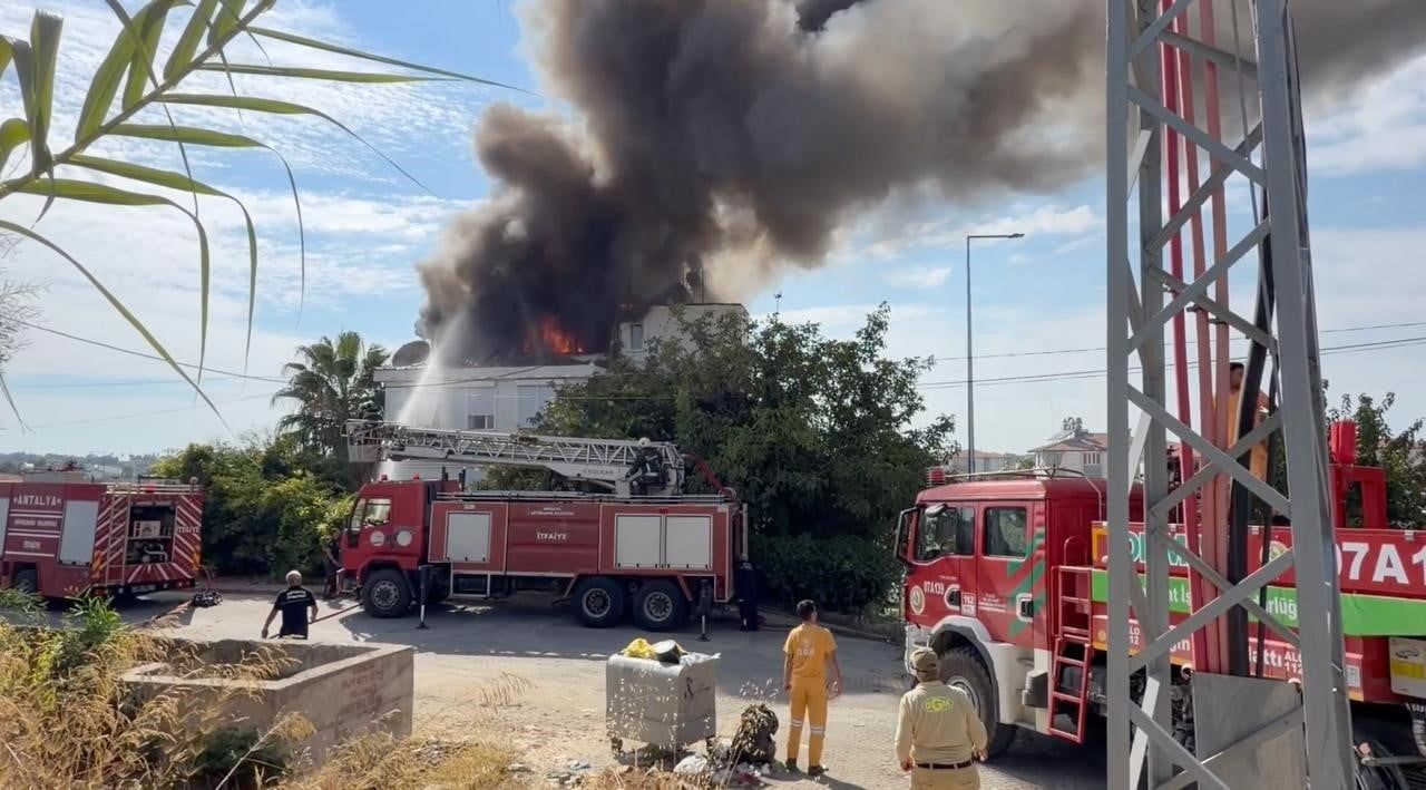 ANTALYA'NIN MANAVGAT İLÇESİNDE 4 KATLI BİNANIN ÇATI KATINDA ÇIKAN YANGIN KORKU DOLU ANLARIN...