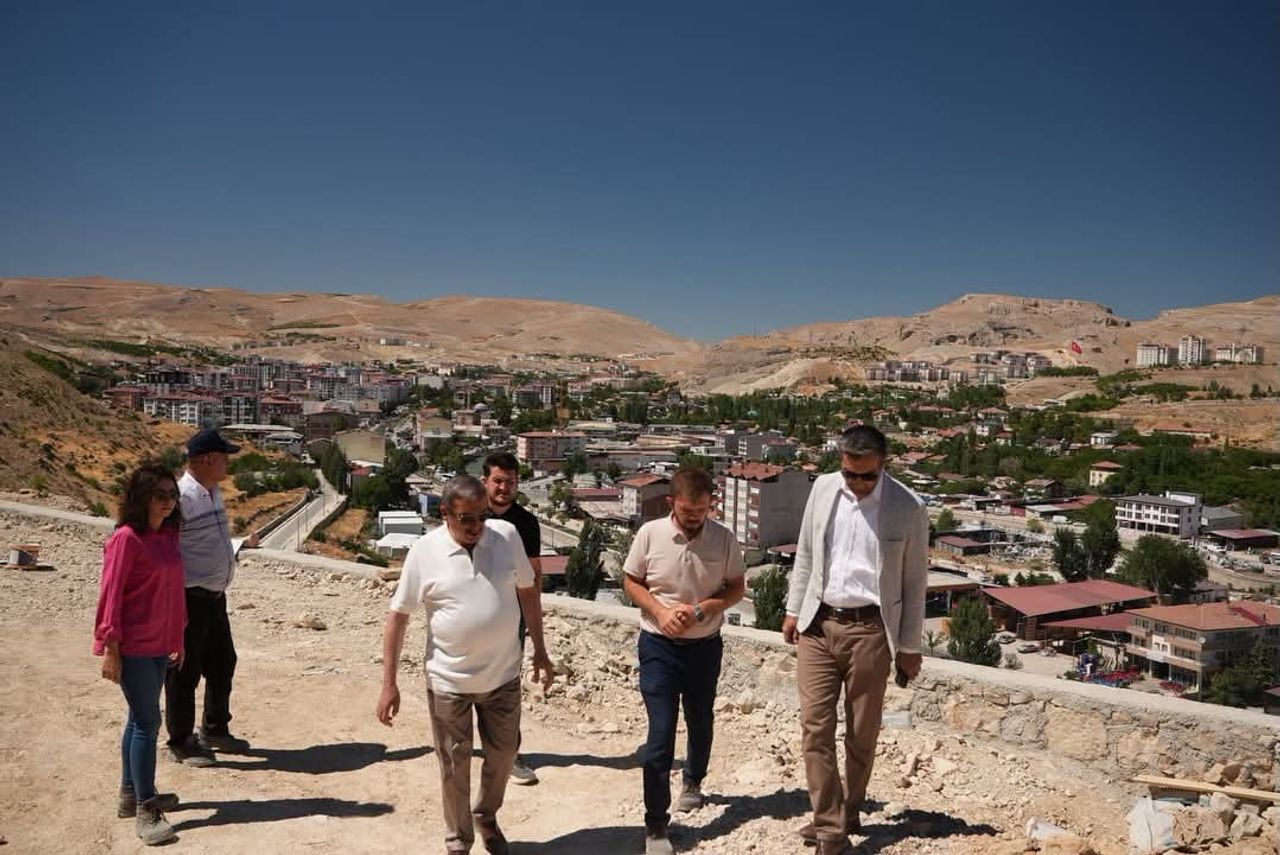 BAŞKAN BOZKURT, MİLLET BAHÇESİ VE YOL ÇALIŞMALARINI YERİNDE İNCELEDİ
