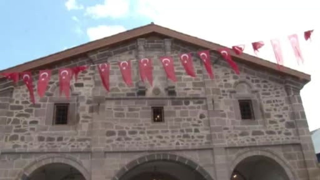 Tarihi Fetih Camii restorasyonun ardından ibadete açıldı