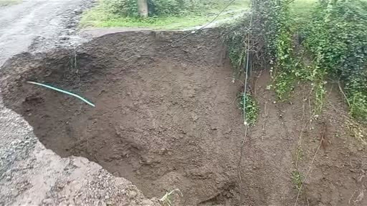 Yağışlar nedeniyle tali yol çöktü, mahalleli barikat kurdu