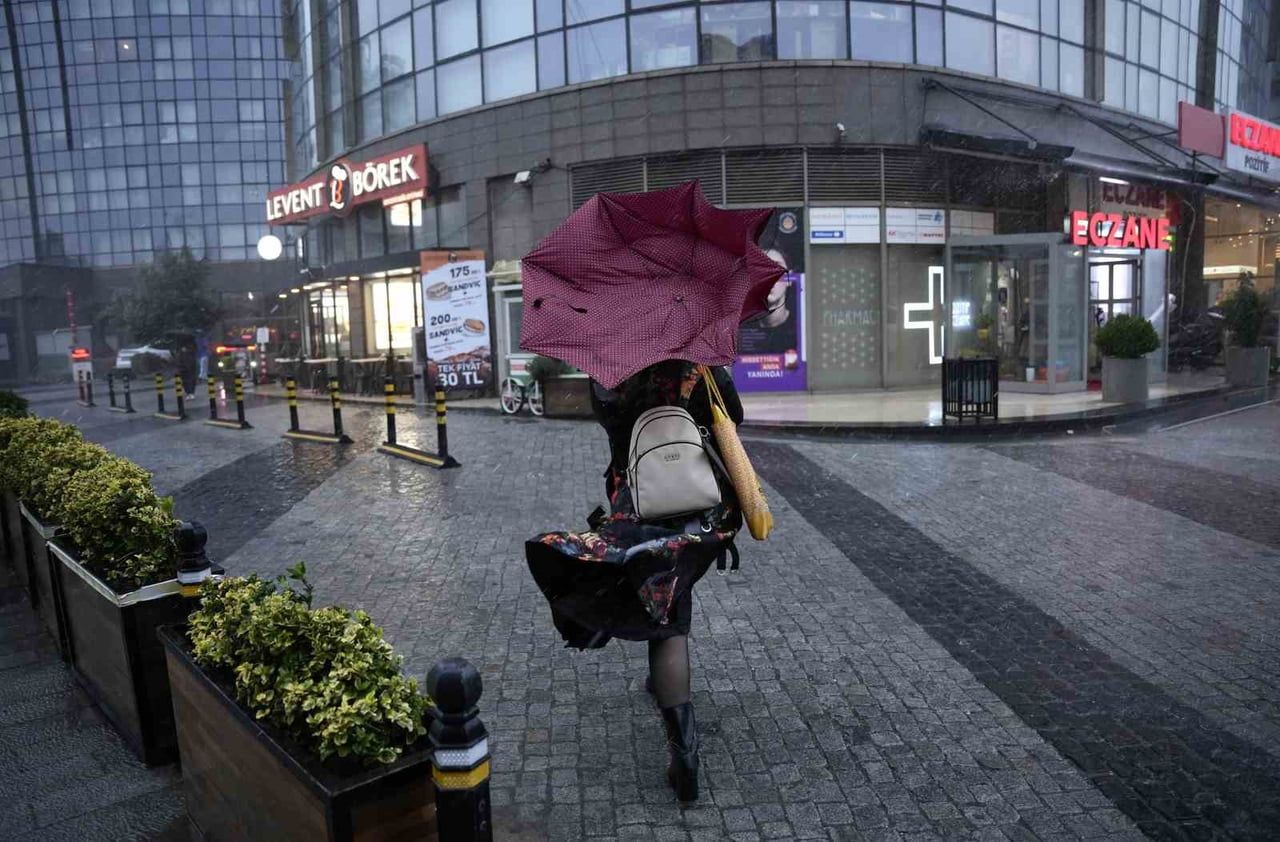 İSTANBUL BAHÇELİEVLER'DE SAĞANAK YAĞIŞLA BİRLİKTE ETKİLİ OLAN FIRTINA ŞİDDETİNİ ARTIRINCA ORTAYA...