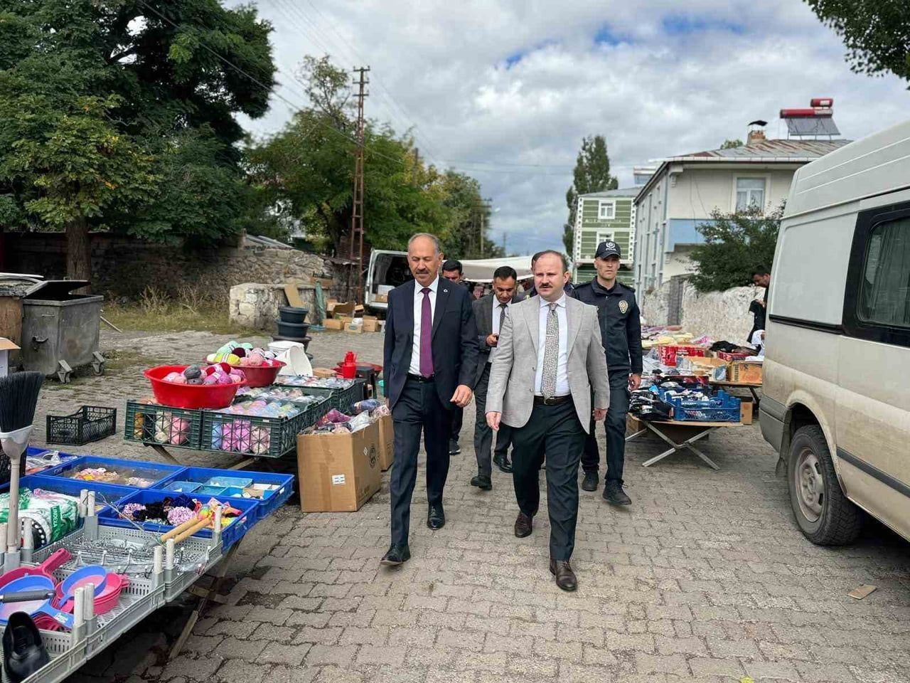 ARPAÇAY’DA KAYMAKAM GÜVENÇ VE BAŞKAN ELMA’DAN PAZAR ZİYARETİ(KARS-İHA)