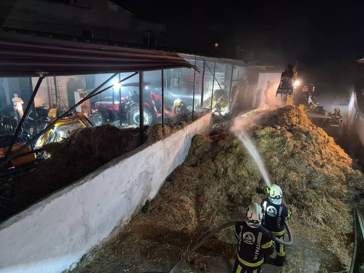 DENİZLİ’NİN PAMUKKALE İLÇESİNDE BİR BESİHANEDE BULUNAN SAMANLARIN ALEV ALMASI SONUCU ÇIKAN YANGIN...