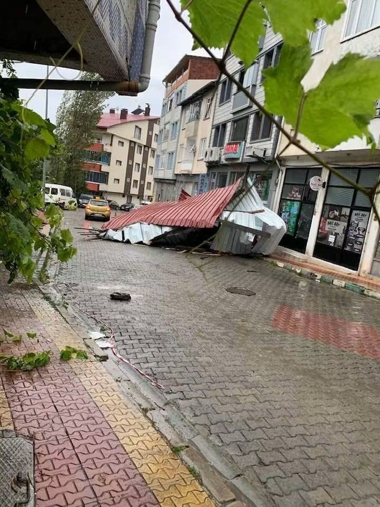 ARTVİN’İN ŞAVŞAT İLÇESİNDE ŞİDDETLİ FIRTINA NEDENİYLE BİR BİNANIN ÇATISI YERİNDEN SÖKÜLEREK PARK...