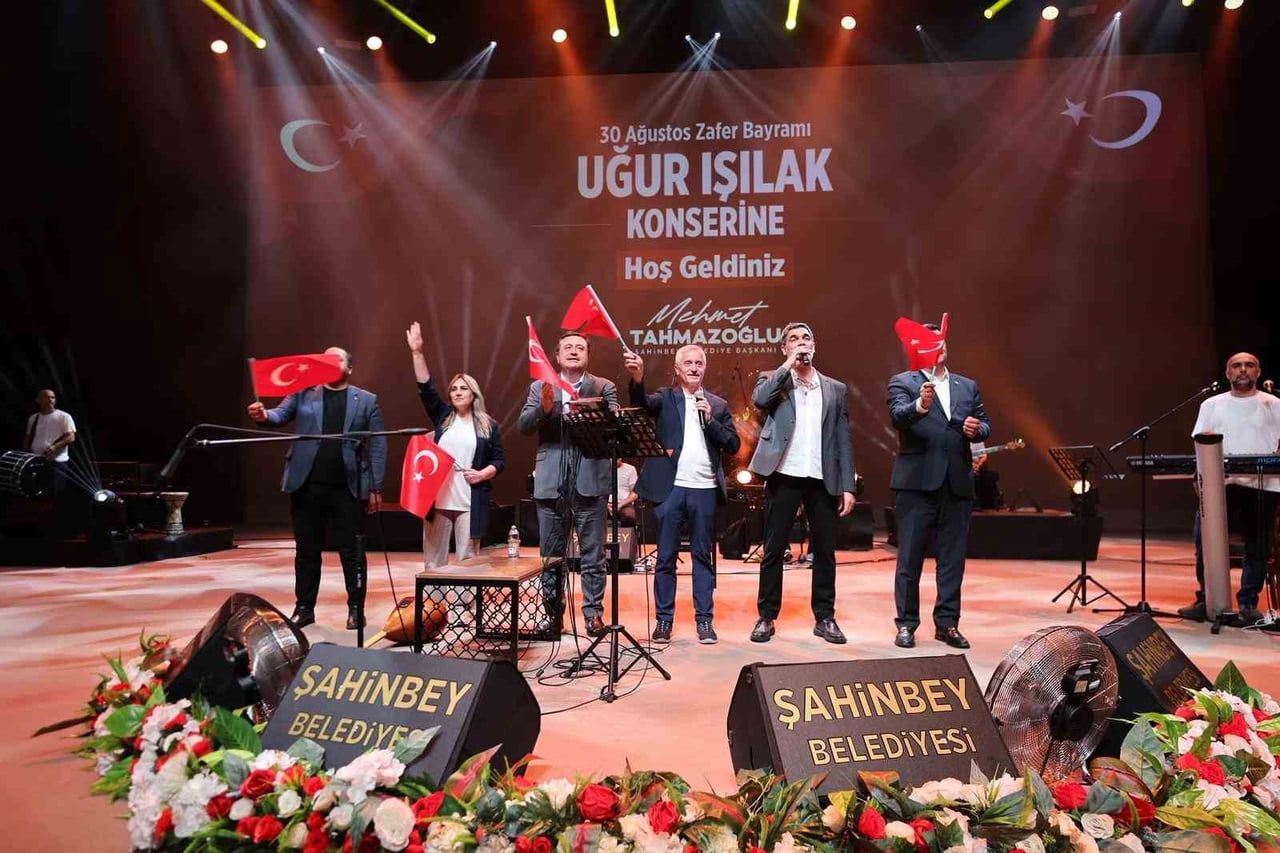 ŞAHİNBEY’DE ZAFERİN COŞKUSU ŞARKILARLA TAÇLANDI