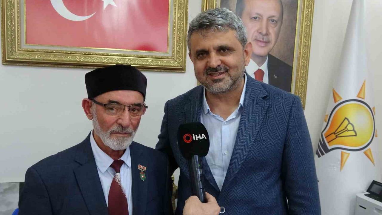 KARAKAYA, ŞİİRİNİ ERDOĞAN’A OKURKEN YAŞADIĞI MUTLULUĞU ANLATIRKEN, AK PARTİ PENDİK İLÇE BAŞKANI...