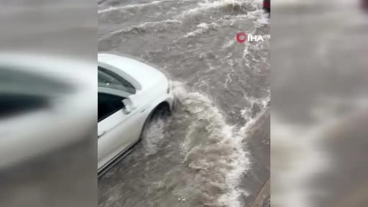 Diyarbakır'da sağanak yağışla alt geçitler suyla doldu, sürücüler zor anlar yaşadı