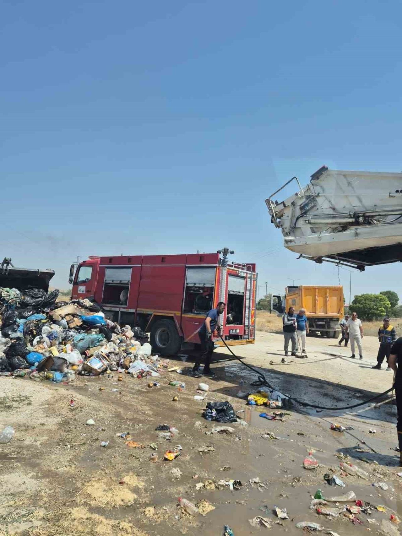 VAN'IN TUŞBA İLÇESİNE SEYİR HALİNDEKİ YANMAYA BAŞLAYAN BELEDİYEYE AİT ÇÖP KAMYONU İTFAİYE EKİPLERİ...