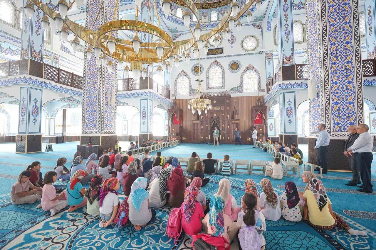 BAŞKAN ÖZDEMİR'DEN YAZ KUR'AN KURSU ÖĞRENCİLERİNE ZİYARET
