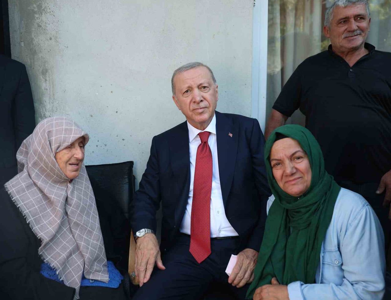 CUMHURBAŞKANI RECEP TAYYİP ERDOĞAN, HAFTA SONUNU GEÇİRDİĞİ MEMLEKETİ RİZE'NİN GÜNEYSU İLÇESİNDE...