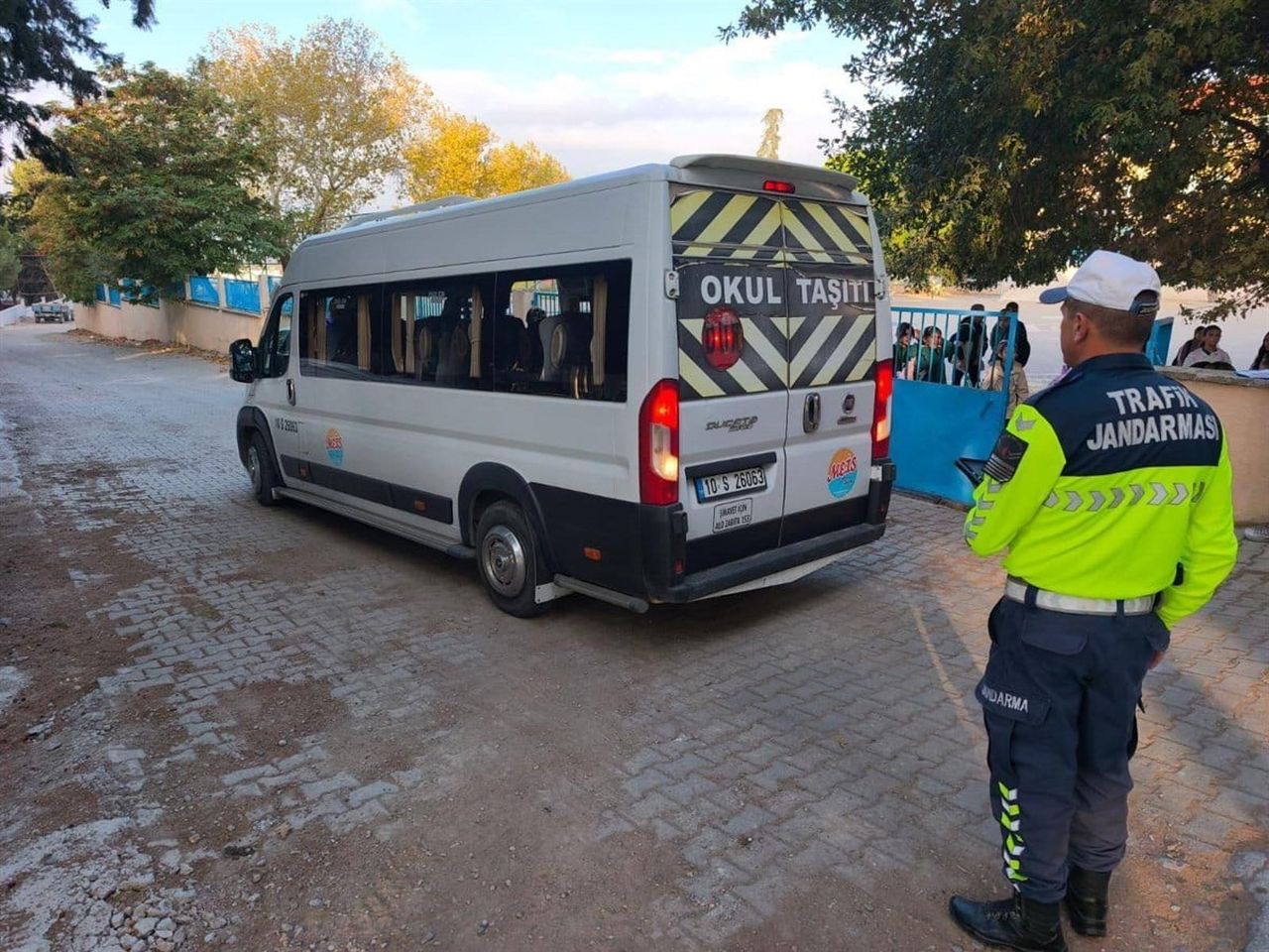 BALIKESİR’DE JANDARMA EKİPLERİNİN OKUL ÇEVRELERİ VE SERVİS ARAÇLARINA YÖNELİK DENETİMLERİNDE 109...