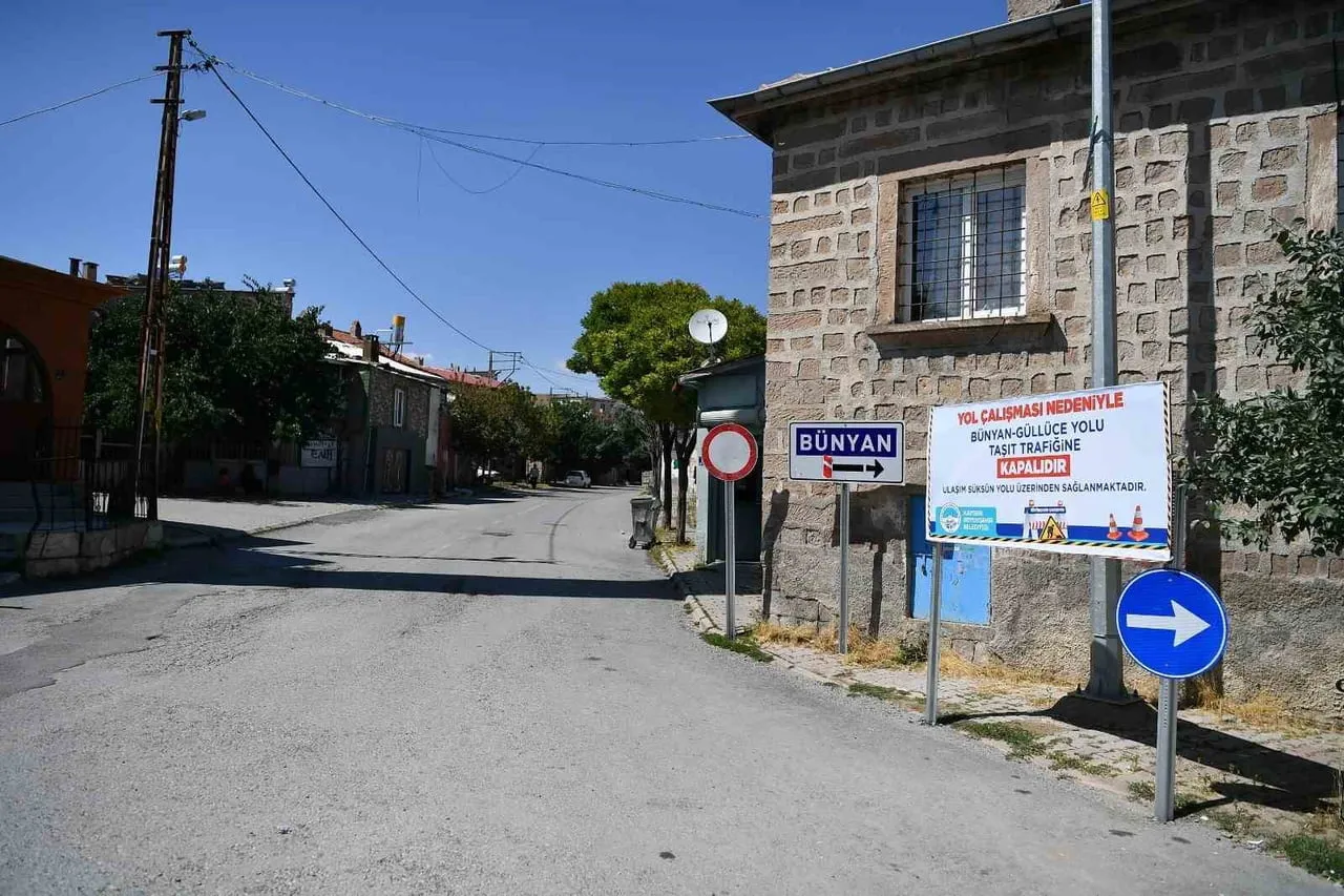 KAYSERİ BÜYÜKŞEHİR BELEDİYESİ; İLÇELERDE VE KIRSAL MAHALLELERDE ULAŞIM ALTYAPISINI GÜÇLENDİREN...