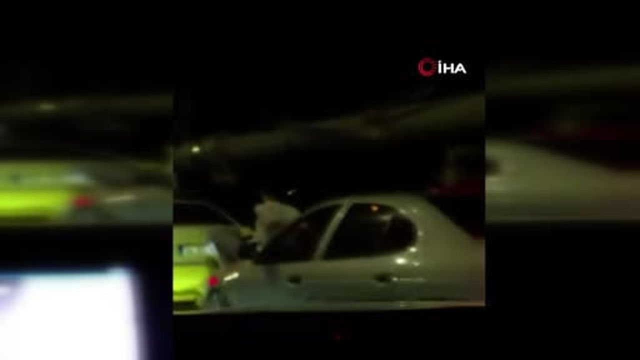 15 Temmuz Şehitler Köprüsü'nde ilginç görüntü: Aracın kaputuna oturdu, önündeki arabayı ayağıyla...