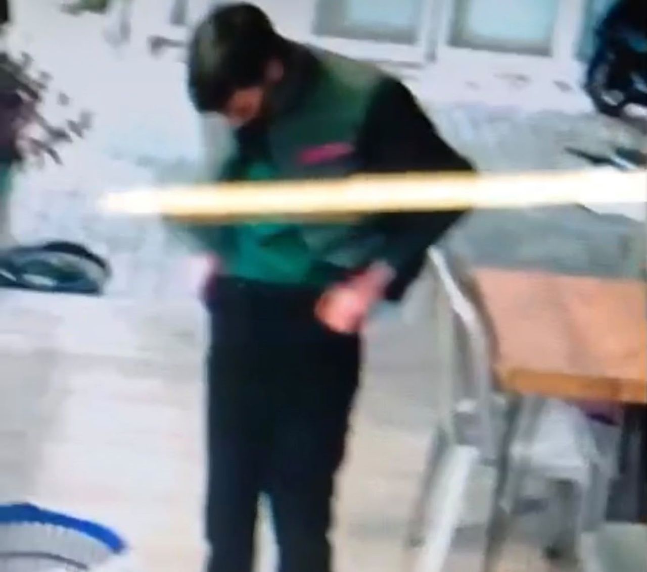 MARMARİS ÇARŞI MERKEZİNDE BİR TURİST, STANTTAN 1 MONT VE 1 PANTOLONUN ÇALDI