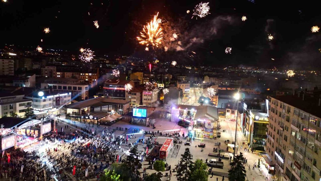 ÇORUM’DA 38. ULUSLARARASI HİTİT FUAR VE FESTİVALİ ÇERÇEVESİNDE KADEŞ BARIŞ MEYDANINDA HAVAİ FİŞEK...