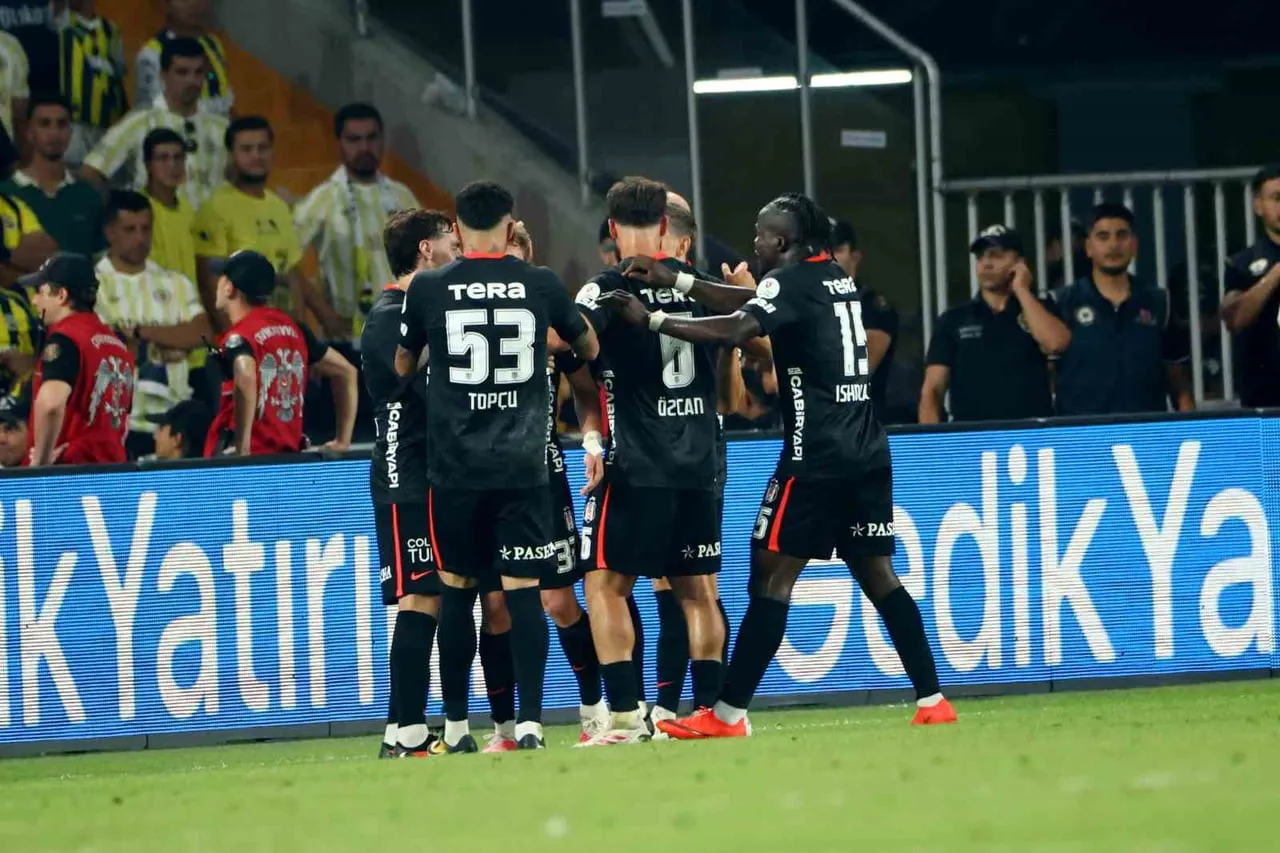 BEŞİKTAŞ’IN DEFANS OYUNCUSU RIDVAN YILMAZ, FENERBAHÇE KARŞISINDA TAKIMININ İLK GOLÜNÜ ATARKEN 2...