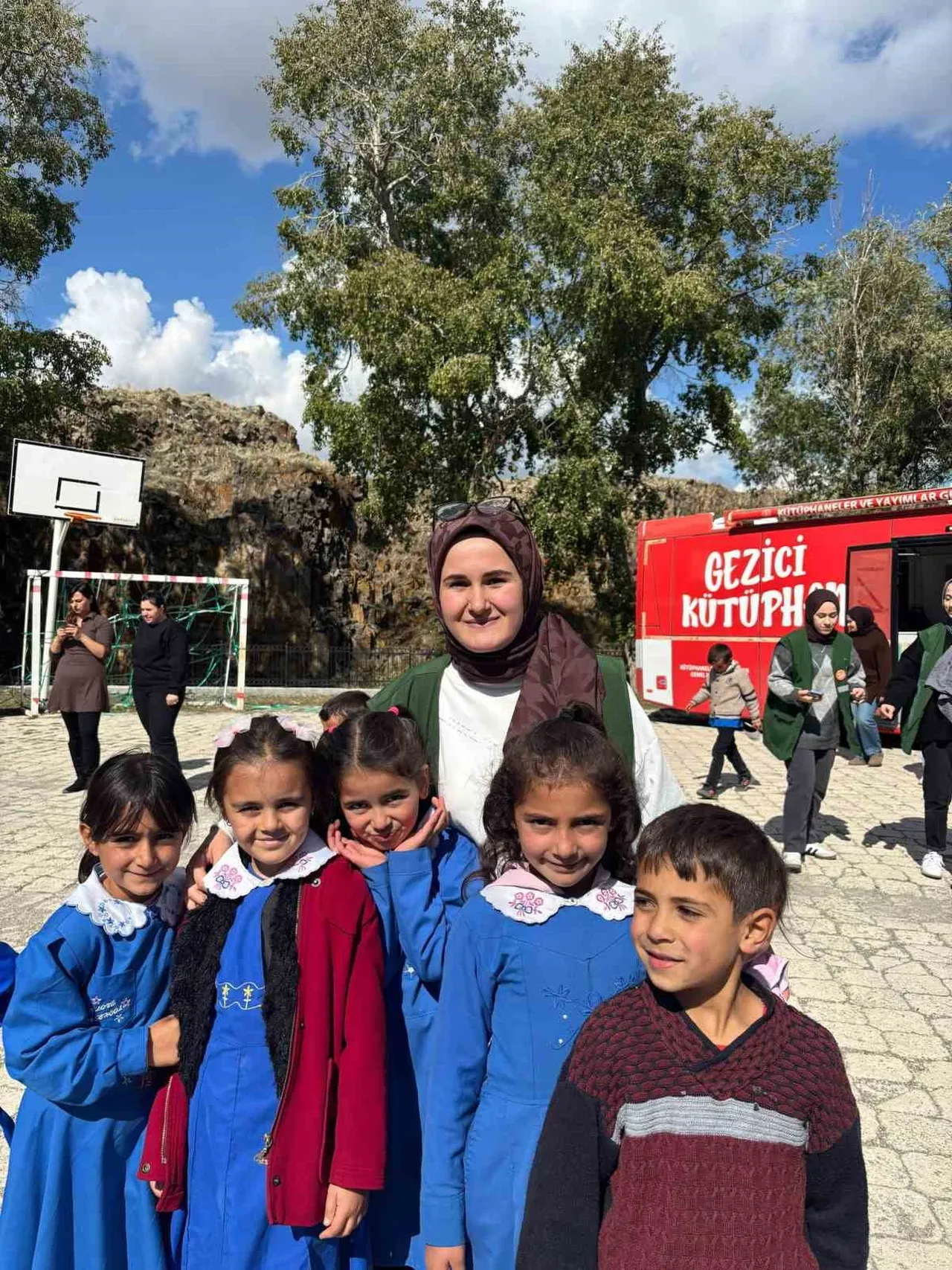 YEŞİLAY’DAN ÇERME KÖYÜ’NDEKİ ÇOCUKLARA ANLAMLI ZİYARET(KARS-İHA)