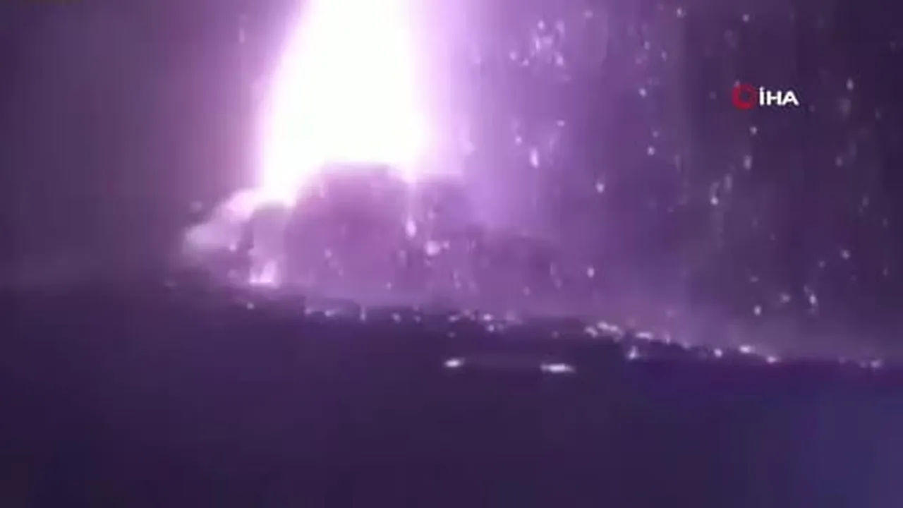 Endonezya'da Anak Krakatau Yanardağı, patlamanın ardından lav püskürttü.