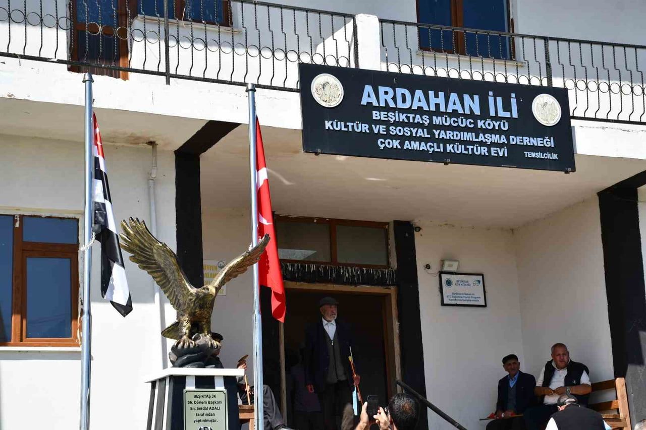 BEŞİKTAŞ KÖYÜ'NDE YAPILAN KARTAL HEYKELİ, SERDAL ADALI'NIN KATILDIĞI TÖRENLE AÇILDI