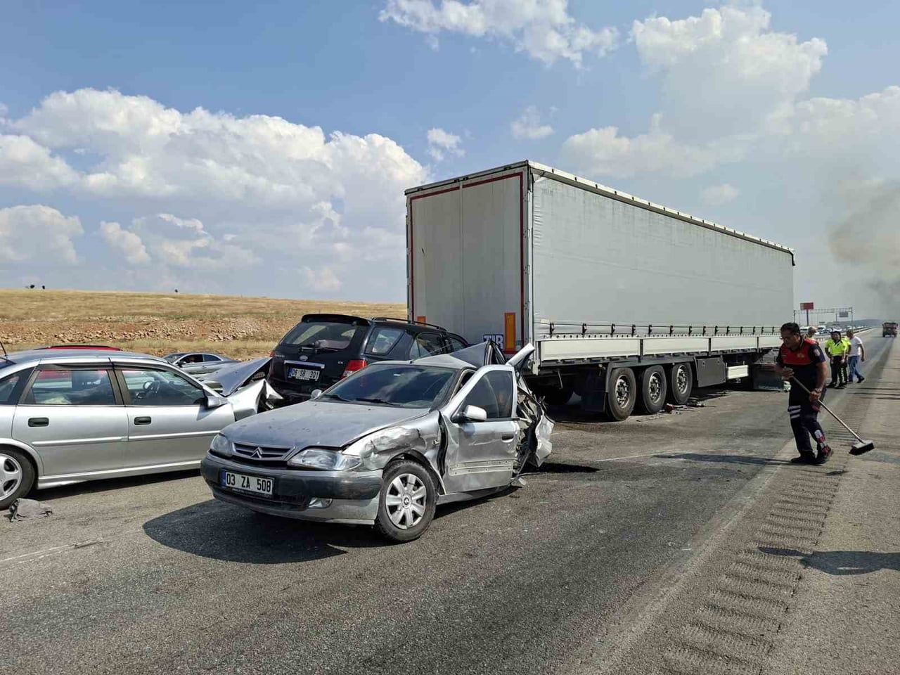 AFYONKARAHİSAR’DA ÇIKAN ANIZ YANGINININ OLUŞTURDUĞU YOĞUN DUMANDA YAŞANAN ZİNCİRLEME TRAFİK...