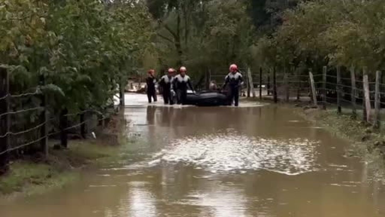 Sakarya'yı sağanak yağış vurdu: Yollar göle döndü, sürücüler zor anlar yaşadı