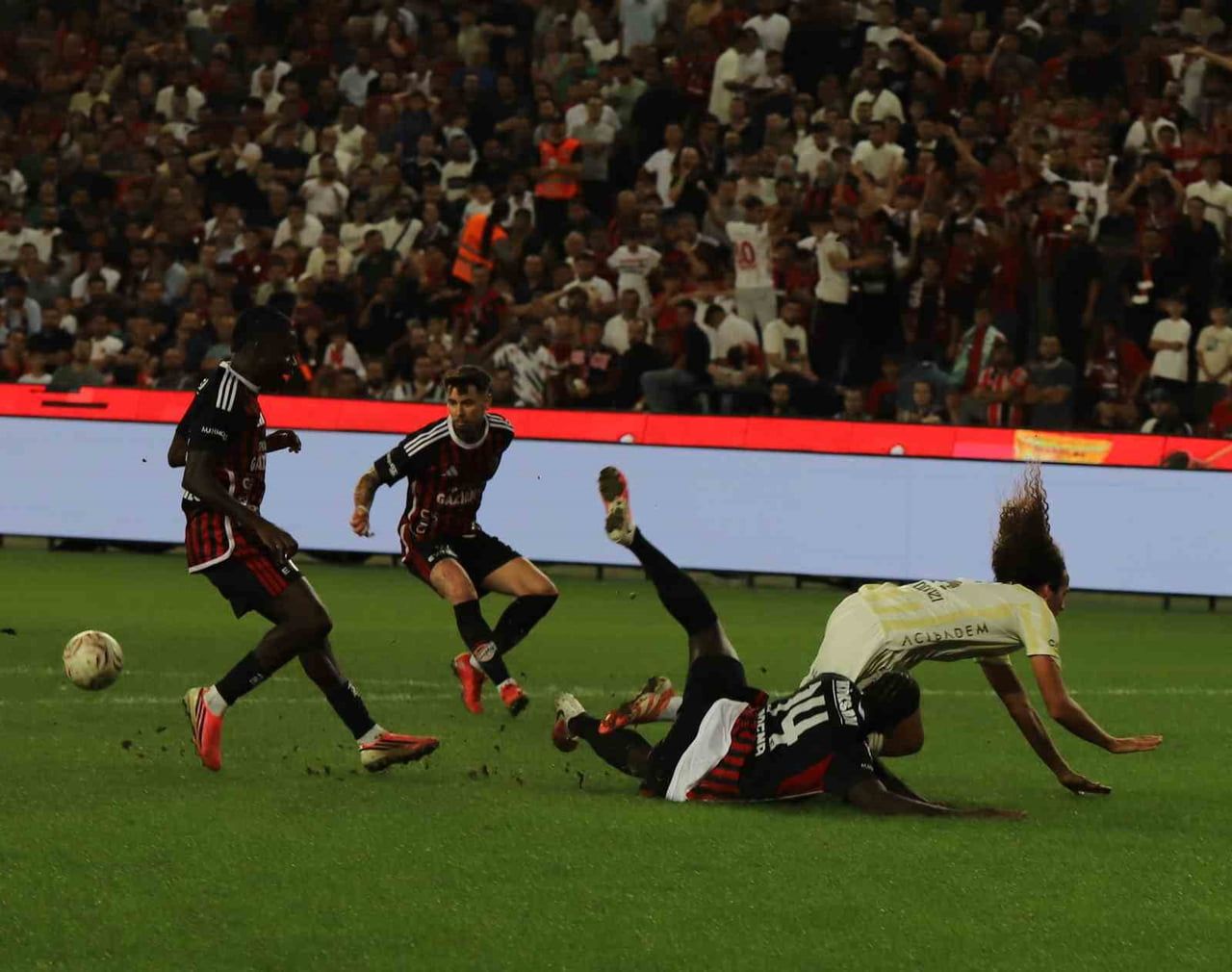 GAZİANTEP FUTBOL KULÜBÜ, TRENDYOL SÜPER LİG'İN 5. HAFTASINDA KONUK ETTİĞİ FENERBAHÇE İLE GOLSÜZ...