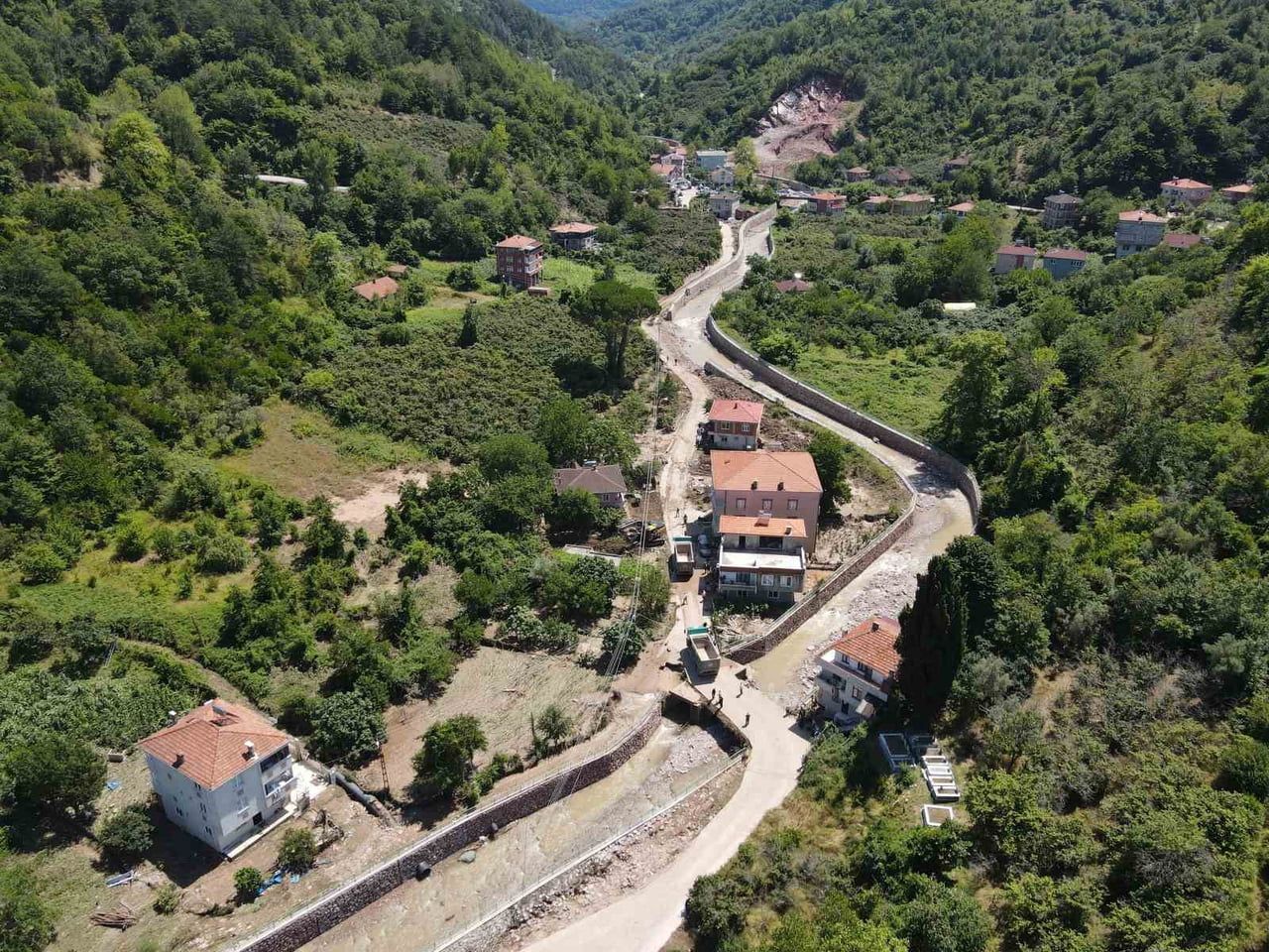 SELDEN ETKİLENEN KÖYLERDE YARALAR SARILIYOR.