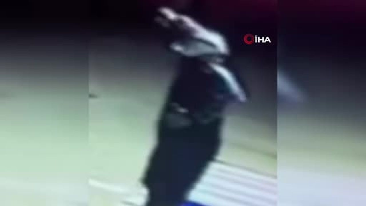 Taşla saldırıp otomobilin camını kıran şahıs önce kameralara sonra polise yakalandı