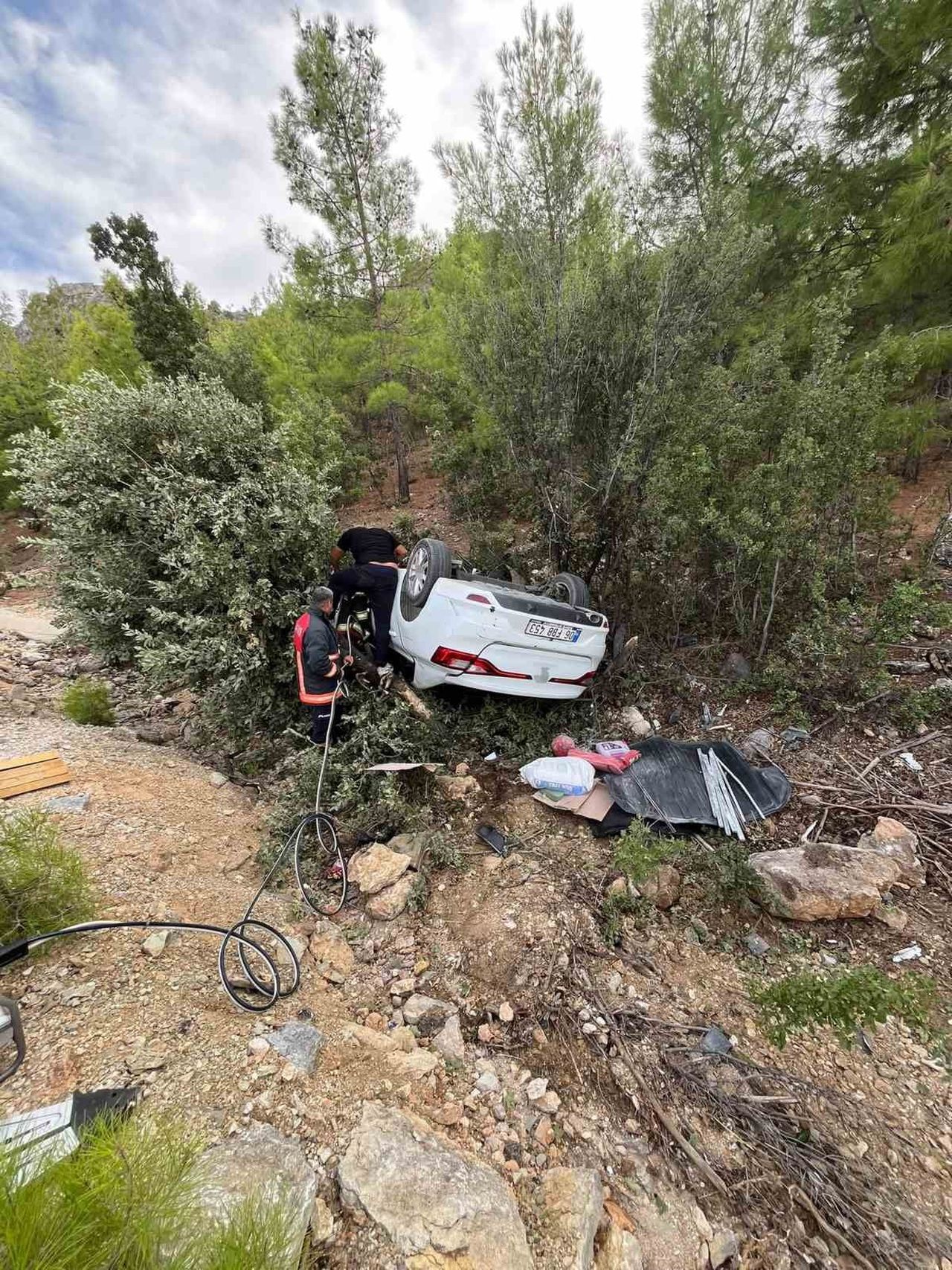MUT İLÇESİ ERMENEK KARA YOLUNDA SEYİR HALİNDEKİ OTOMOBİL ŞARAMPOLE DEVRİLDİ SÜRÜCÜ AĞIR...