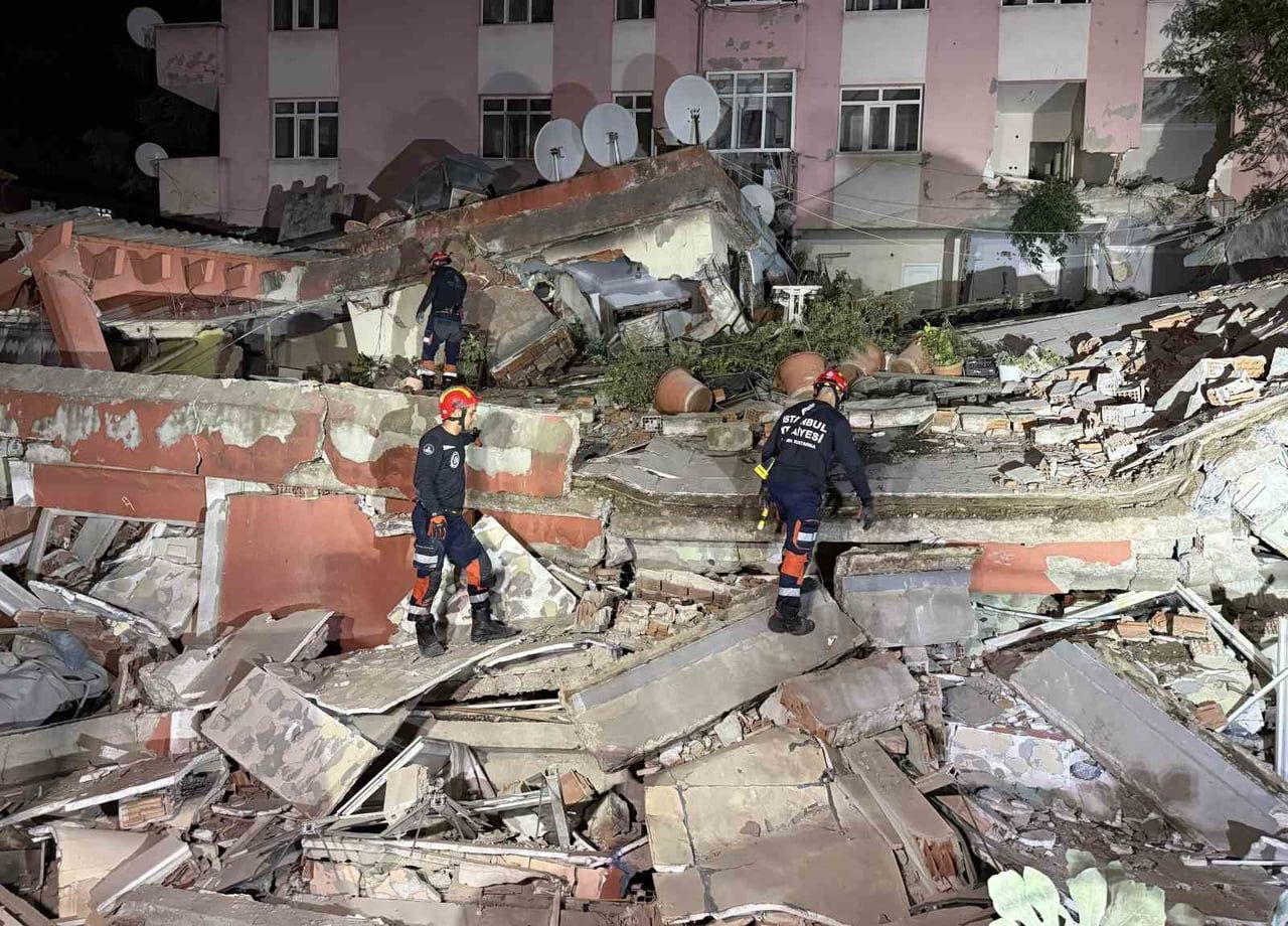 İSTANBUL BAHÇELİEVLER’DE, DÜN GECE KOLONLARDAN SES GELMESİ ÜZERİNE BOŞALTILAN 6 KATLI BİNA ÇÖKTÜ....