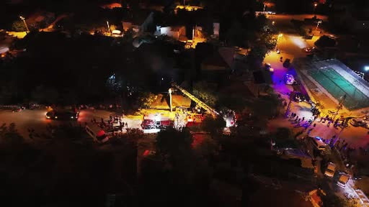Burdur'da geceyi aydınlatan yangın: Müstakil ev alevlere teslim oldu