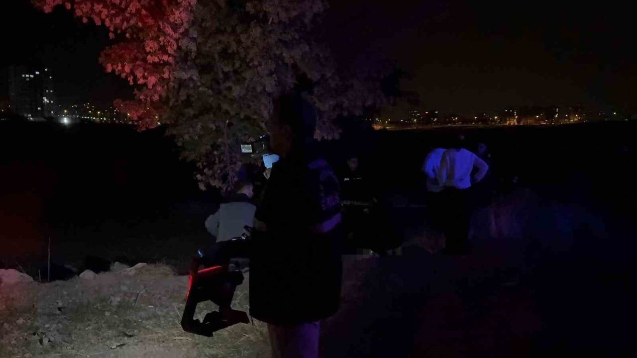 KAYSERİ’NİN MELİKGAZİ İLÇESİNDE 35 YAŞINDAKİ ŞAHIS BOŞ ARAZİDE AĞACA ASILI HALDE ÖLÜ...