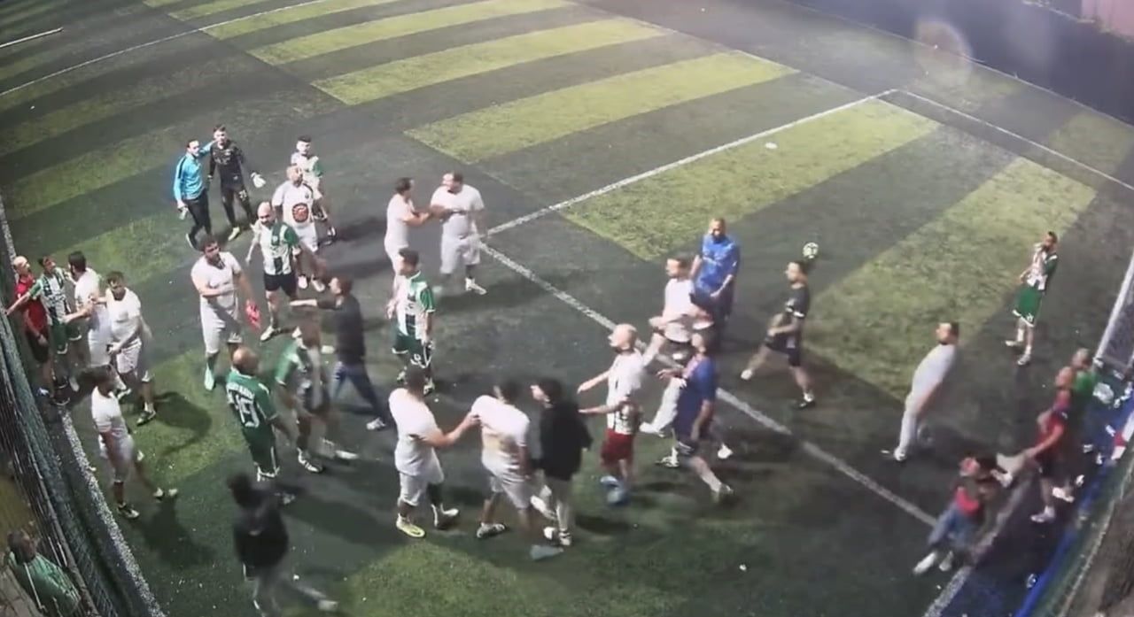 EDİRNE'DE DÜZENLENEN FUTBOL TURNUVASINDA BİR OYUNCUNUN HAKEME İTİRAZIYLA BAŞLAYAN VE SAHA...