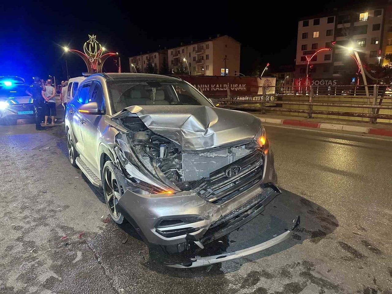UŞAK’TA BİR OTOMOBİLE BAŞKA BİR OTOMOBİLİN ARKADAN ÇARPMASI SONUCU 2’Sİ ÇOCUK 6 KİŞİ YARALANARAK...