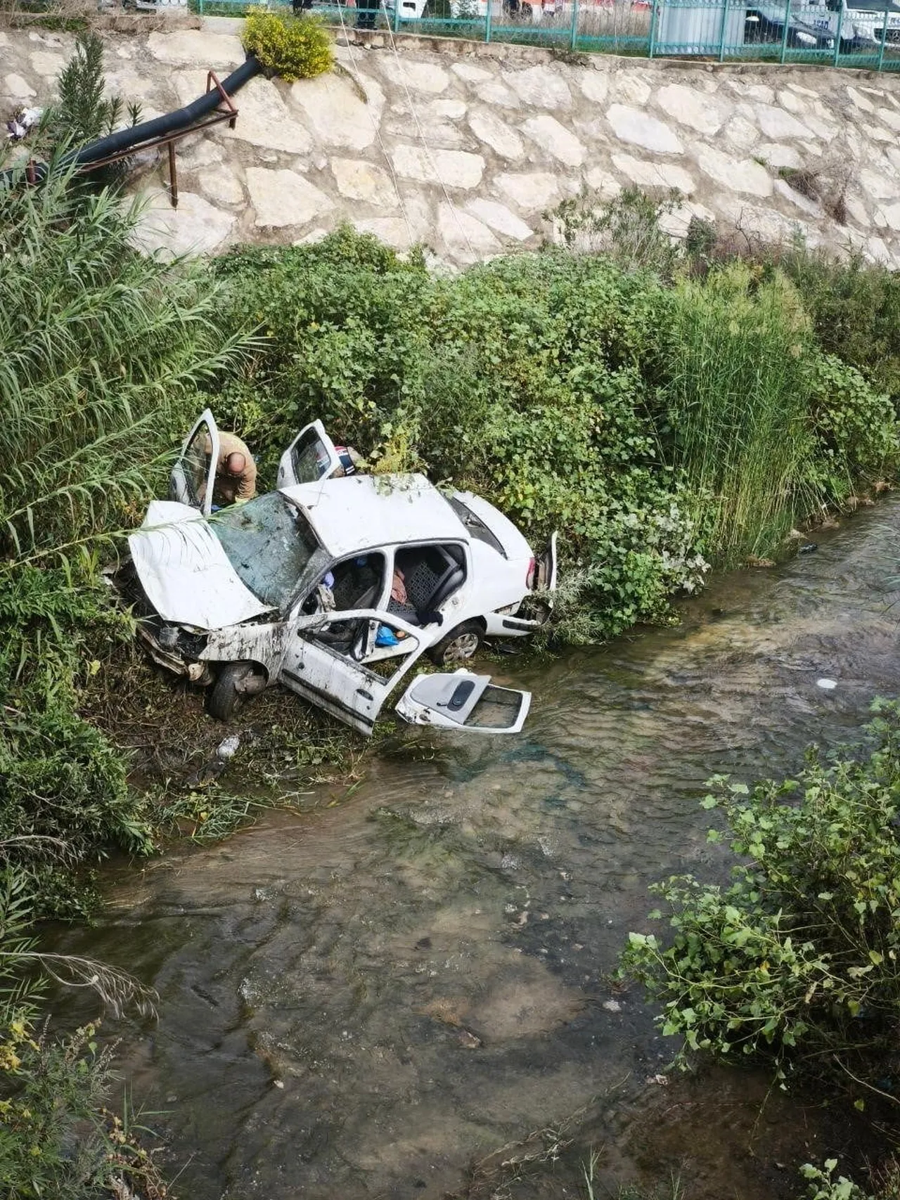 HATAY’DA DEREYE UÇARAK HURDAYA DÖNEN OTOMOBİLDEKİ 3 KİŞİ YARALANDI.