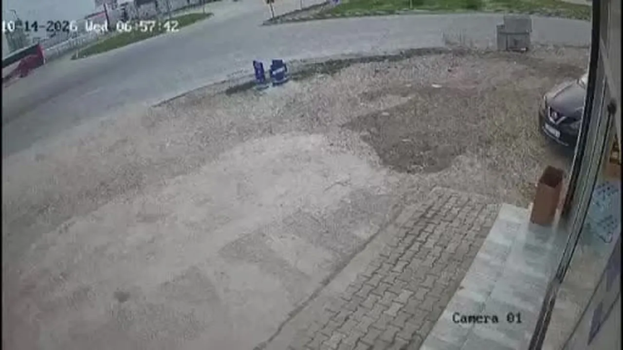Kavşakta kamyonetle, hafif ticari aracın çarpıştığı kaza anı kamerada