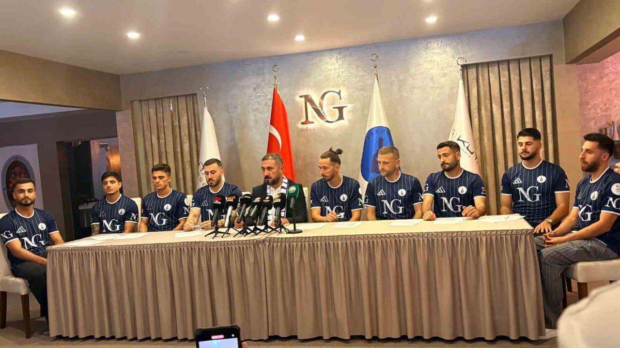 KÜTAHYASPOR 9 FUTBOLCUYLA SÖZLEŞME İMZALADI