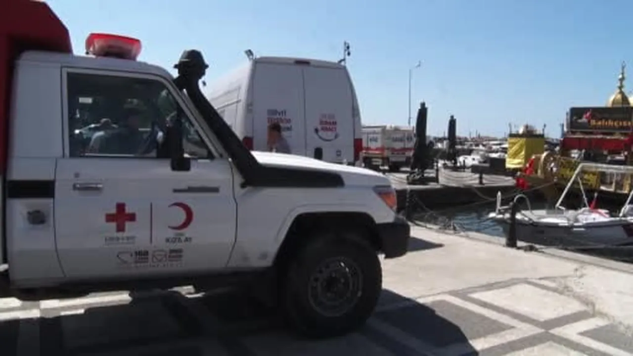 Gemi kazasında aranan personelin yakınları Silivri sahiline geldi