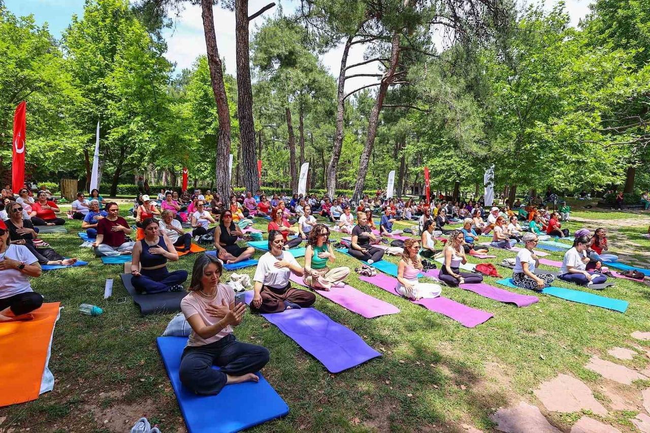 DENİZLİ BÜYÜKŞEHİR BELEDİYESİ, DÜNYA YOGA GÜNÜ KAPSAMINDA ÇAMLIK KENT ORMANI’NDA MUHTEŞEM BİR...