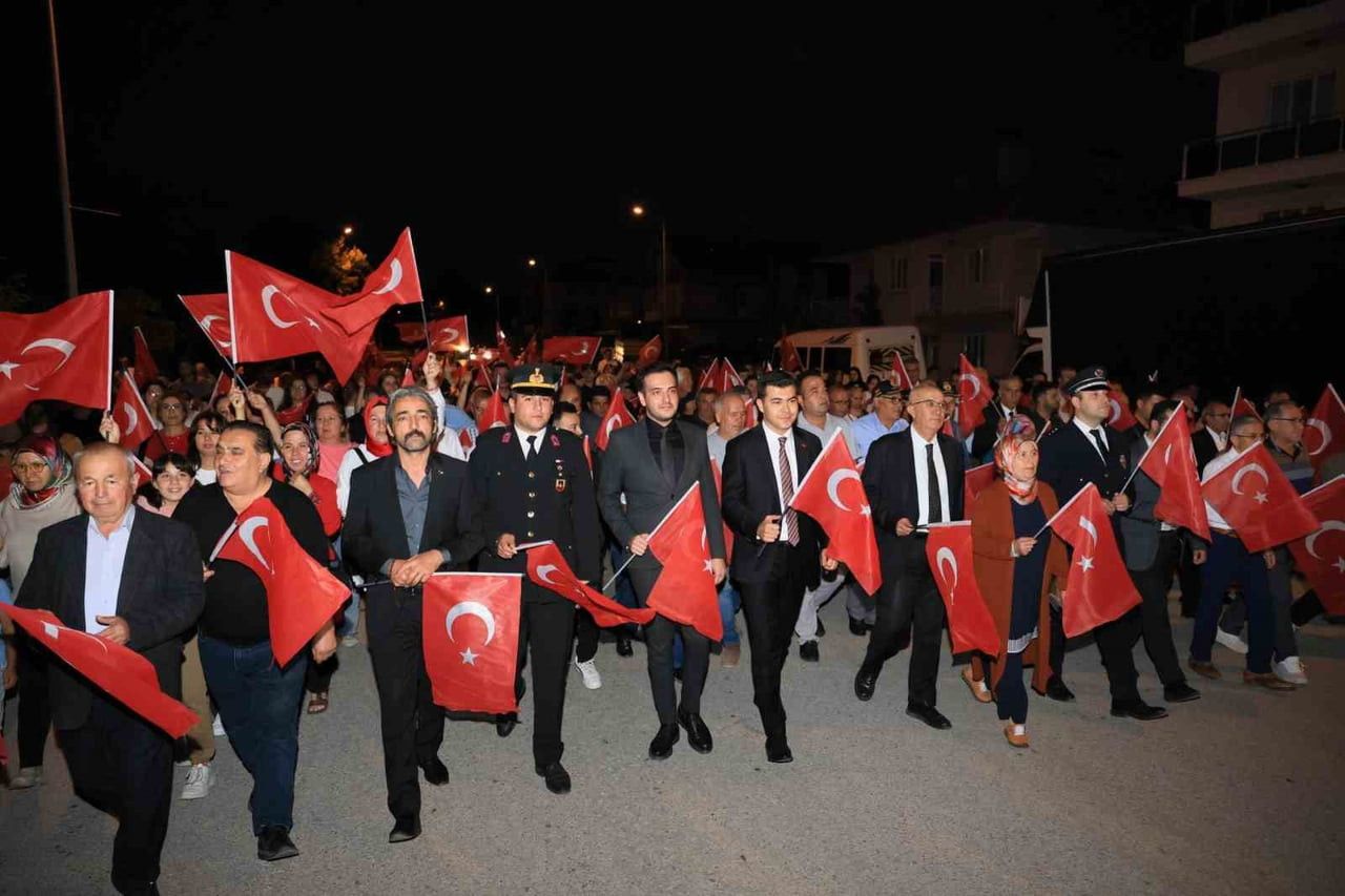 DENİZLİ'NİN ÇAMELİ İLÇESİNDE 15 TEMMUZ DEMOKRASİ VE MİLLÎ BİRLİK GÜNÜ DOLAYISIYLA SAYGI YÜRÜYÜŞÜ...